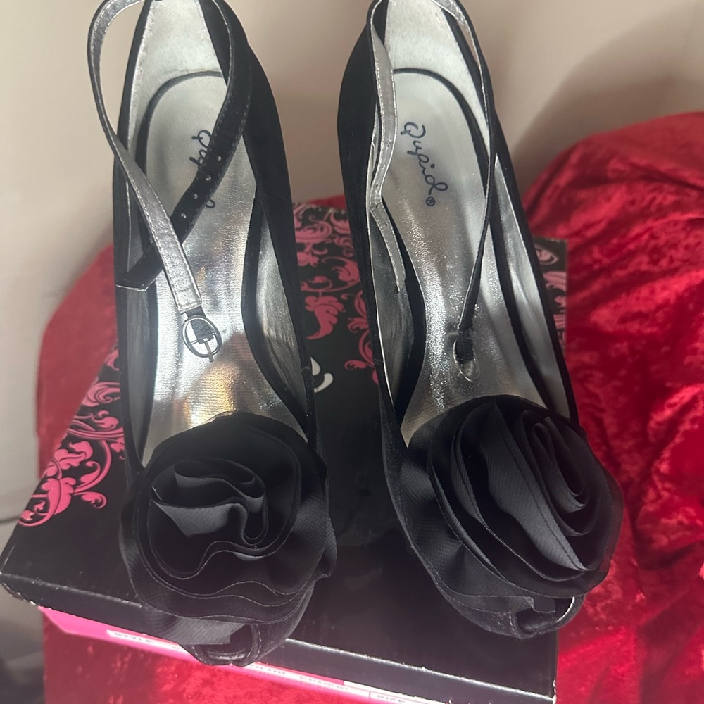 QUPID Black Velvet size 9 Super Sexy 5 inch heels with a beautiful flower - Picture 6 of 13